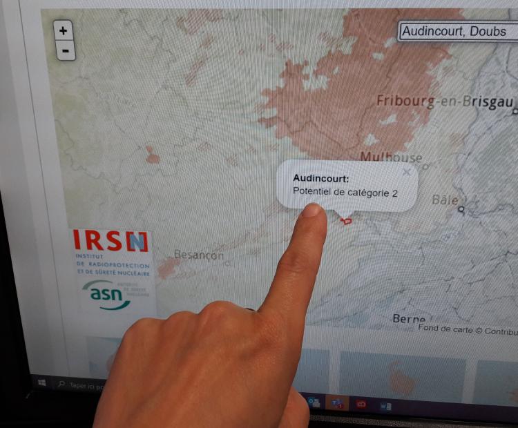Photo de la carte du potentiel radon, mise à disposition par l'IRSN, avec un index pointant vers une commune proche du Pays de Montbéliard et l'infobulle indiquant le potentiel de cette commune.
