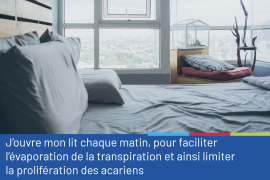 Photo d'un lit défait dans une chambre avec fenêtre ouverte, accompagnée du conseil "J'ouvre mon lit chaque matin, pour faciliter l'évaporation de la transpiration et ainsi limiter la prolifération des acariens".