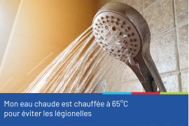 Photo d'un pommeau de douche d'où coule de l'eau, accompagnée du conseil "Mon eau chaude est chauffée à 65°C pour éviter les légionelles"