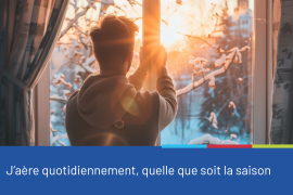 Photo d'un homme de dos face à une fenêtre qu'il s'apprête à ouvrir et laissant entrevoir un paysage enneigé, accompagnée du conseil "J'aère quotidiennement, quelle que soit la saison"