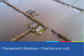 Photo aérienne d'une ferme cernée par une inondation, accompagnée du texte "Changement climatique: l'inaction a un coût"