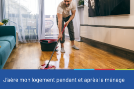 Photo d'un homme passant la serpillère devant sa baie vitrée ouverte. La photo est accompagnée du conseil "J'aère mon logement pendant et après le ménage".