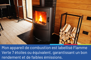 Photo représentant un feu de bois dans un poêle, avec une réserve de bois posée juste à côté, dans un intérieur douillet où le bois est le principal matériau. La photo est accompagnée du conseil "Mon appareil de combustion est labellisé Flamme Verte 7 étoiles ou équivalent, garantissant un bon rendement et de faibles émissions."