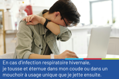 Photo représentant un homme en intérieur devant son ordinateur en train de tousser ou éternuer dans son coude. La photo est accompagnée du conseil "En cas d'infection respiratoire hivernale, je tousse et éternue dans mon coude ou dans un mouchoir à usage unique que je jette ensuite"..