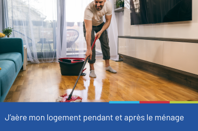 Photo d'un homme passant la serpillère devant sa baie vitrée ouverte. La photo est accompagnée du conseil "J'aère mon logement pendant et après le ménage".