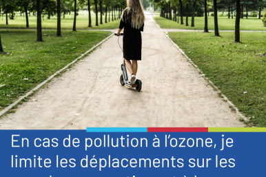 Photo d'une femme en trottinette dans un parc, accompagnée du conseil "en cas de pollution à l'ozone, je limite les déplacements sur les grands axes routiers et à leurs abords, aux heures de pointe"