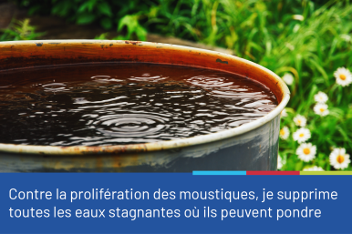 Photo représentant un récipient en métal type tonneau, avec des herbes vertes en arrière-plan. Le récipient est rempli d'eau et non fermé. Le visuel est accompagné du conseil "Contre la prolifération des moustiques, je supprime toutes les eaux stagnantes où ils peuvent pondre".